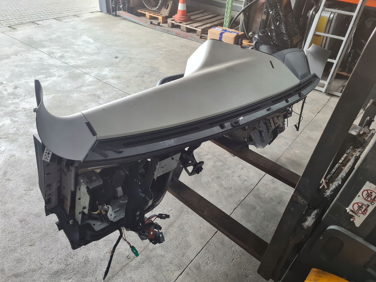 FORD KONSOLA KOMPLETNA KOKPIT DESKA ROZDZIELCZA STELAŻ FORD F-MAX 500 TRUCKS - Panel de instrumentos pour Camion: photos 4 FORD KONSOLA KOMPLETNA KOKPIT DESKA ROZDZIELCZA STELAŻ FORD F-MAX 500 TRUCKS - Panel de instrumentos pour Camion: photos 4