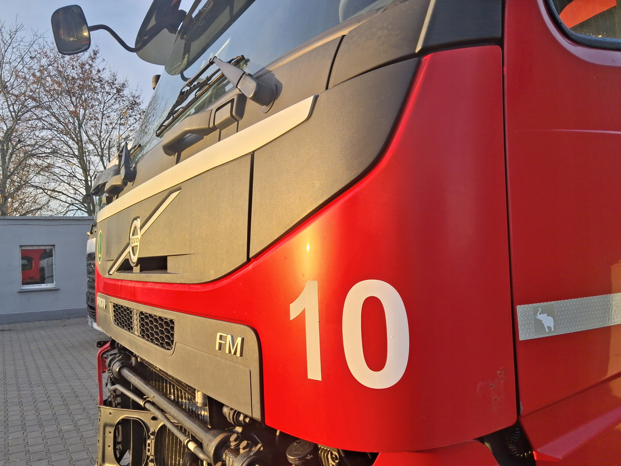 VOLVO MASKA KOMPLETNA GÓRNA ATRAPA KABINY VOLVO FM 4 FMX EURO 6 - Capot pour Camion: photos 2 VOLVO MASKA KOMPLETNA GÓRNA ATRAPA KABINY VOLVO FM 4 FMX EURO 6 - Capot pour Camion: photos 2