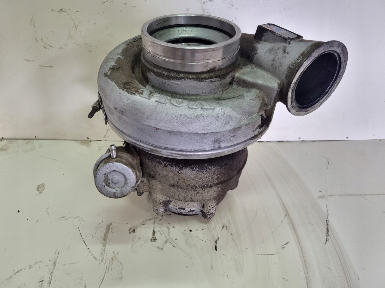 VOLVO TURBINA TURBOSPRĘŻARKA VOLVO FH 16 D16E 20738574 - Turbocompresseur pour Camion: photos 1 VOLVO TURBINA TURBOSPRĘŻARKA VOLVO FH 16 D16E 20738574 - Turbocompresseur pour Camion: photos 1