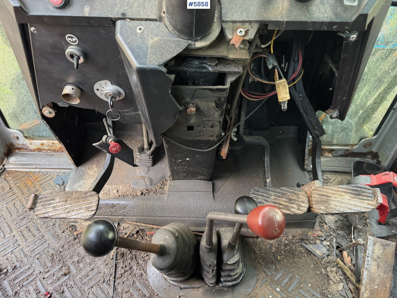 Tracteur agricole 1983 Massey Ferguson 690 with front loader: photos 14