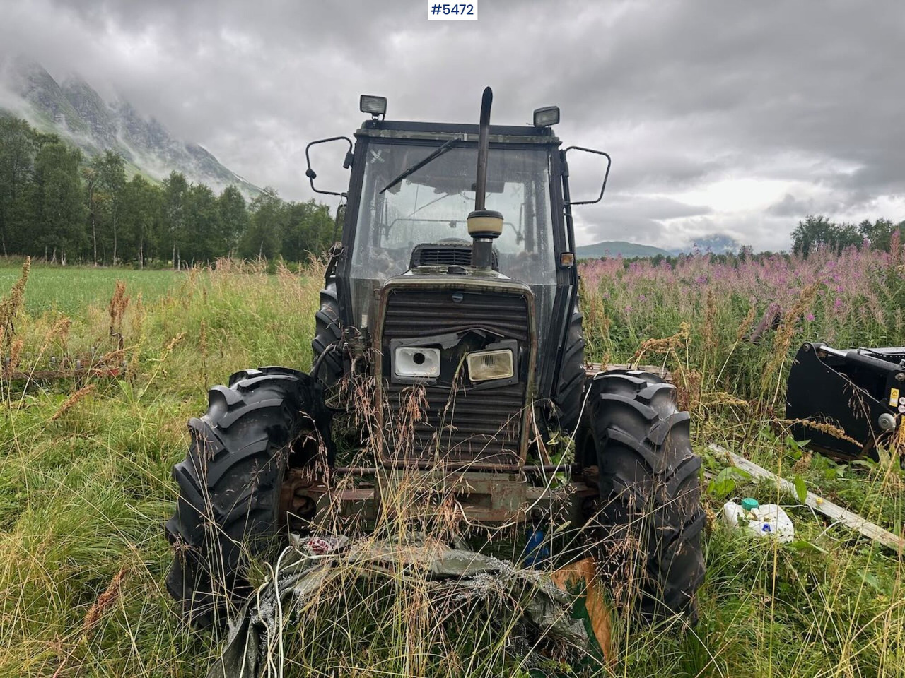 1988 Massey-Ferguson 375 tractor w/ front loader, earthmoving bucket and snow bucket. - Tracteur agricole: photos 2 1988 Massey-Ferguson 375 tractor w/ front loader, earthmoving bucket and snow bucket. - Tracteur agricole: photos 2
