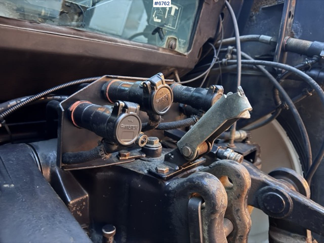 Tracteur agricole 2002 Valtra 6850 Tractor with front hydraulics! See video.: photos 34 Tracteur agricole 2002 Valtra 6850 Tractor with front hydraulics! See video.: photos 34