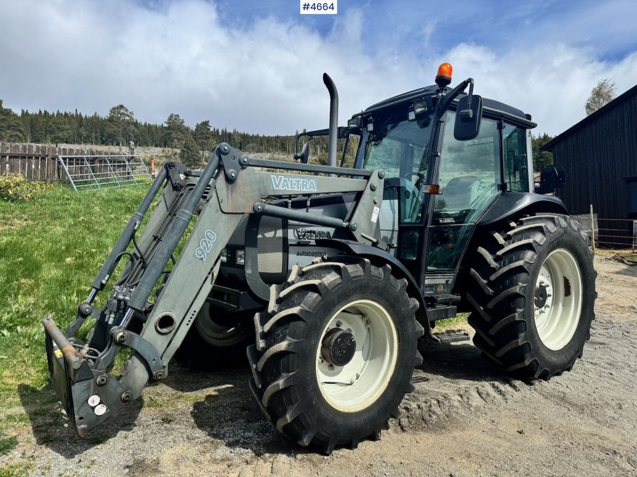 2003 Valtra A85-4 4x4 with Front Loader – 4450 hours! - Tracteur agricole: photos 2 2003 Valtra A85-4 4x4 with Front Loader – 4450 hours! - Tracteur agricole: photos 2