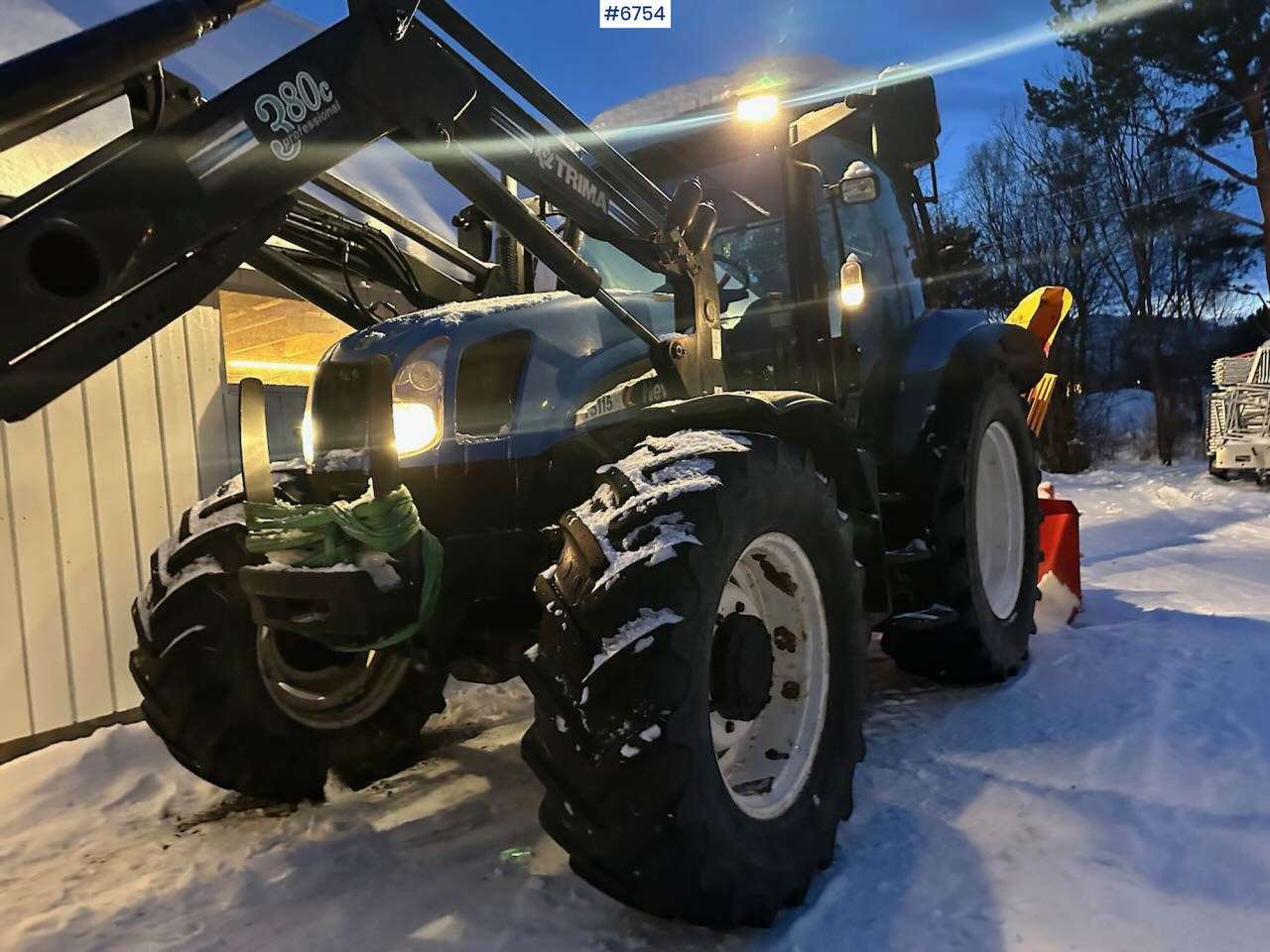 2004 New Holland TS115A 4x4 w/ Front loader, bucket, grading bucket and snow blower. - Tracteur agricole: photos 3 2004 New Holland TS115A 4x4 w/ Front loader, bucket, grading bucket and snow blower. - Tracteur agricole: photos 3