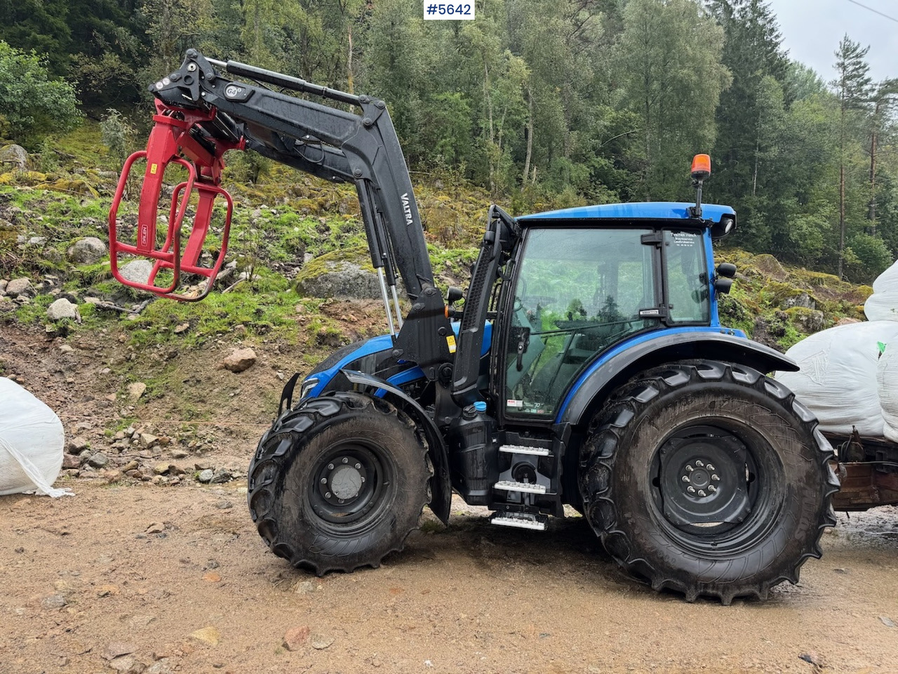 2022 Valtra G105 with front loader and 2 sets of tires - Tracteur agricole: photos 4 2022 Valtra G105 with front loader and 2 sets of tires - Tracteur agricole: photos 4
