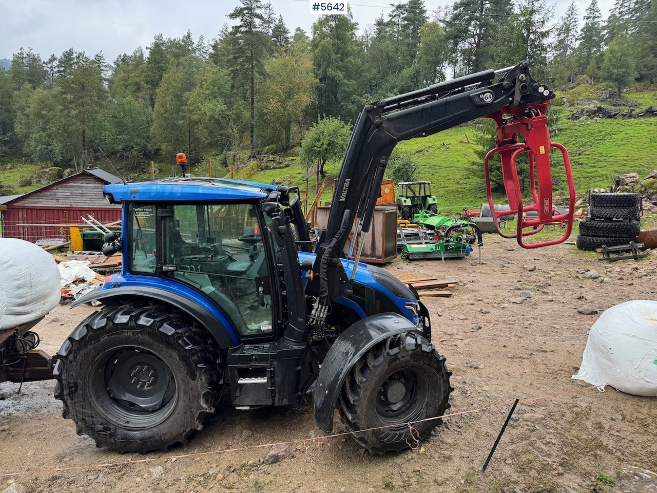 2022 Valtra G105 with front loader and 2 sets of tires - Tracteur agricole: photos 5 2022 Valtra G105 with front loader and 2 sets of tires - Tracteur agricole: photos 5