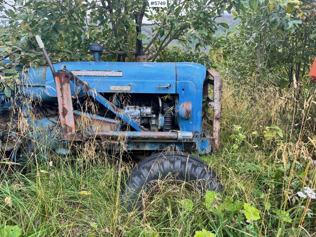 Ca. 1961 Fordson Super Major 4×2 Tractor w/ Bucket - Tracteur agricole: photos 3 Ca. 1961 Fordson Super Major 4×2 Tractor w/ Bucket - Tracteur agricole: photos 3
