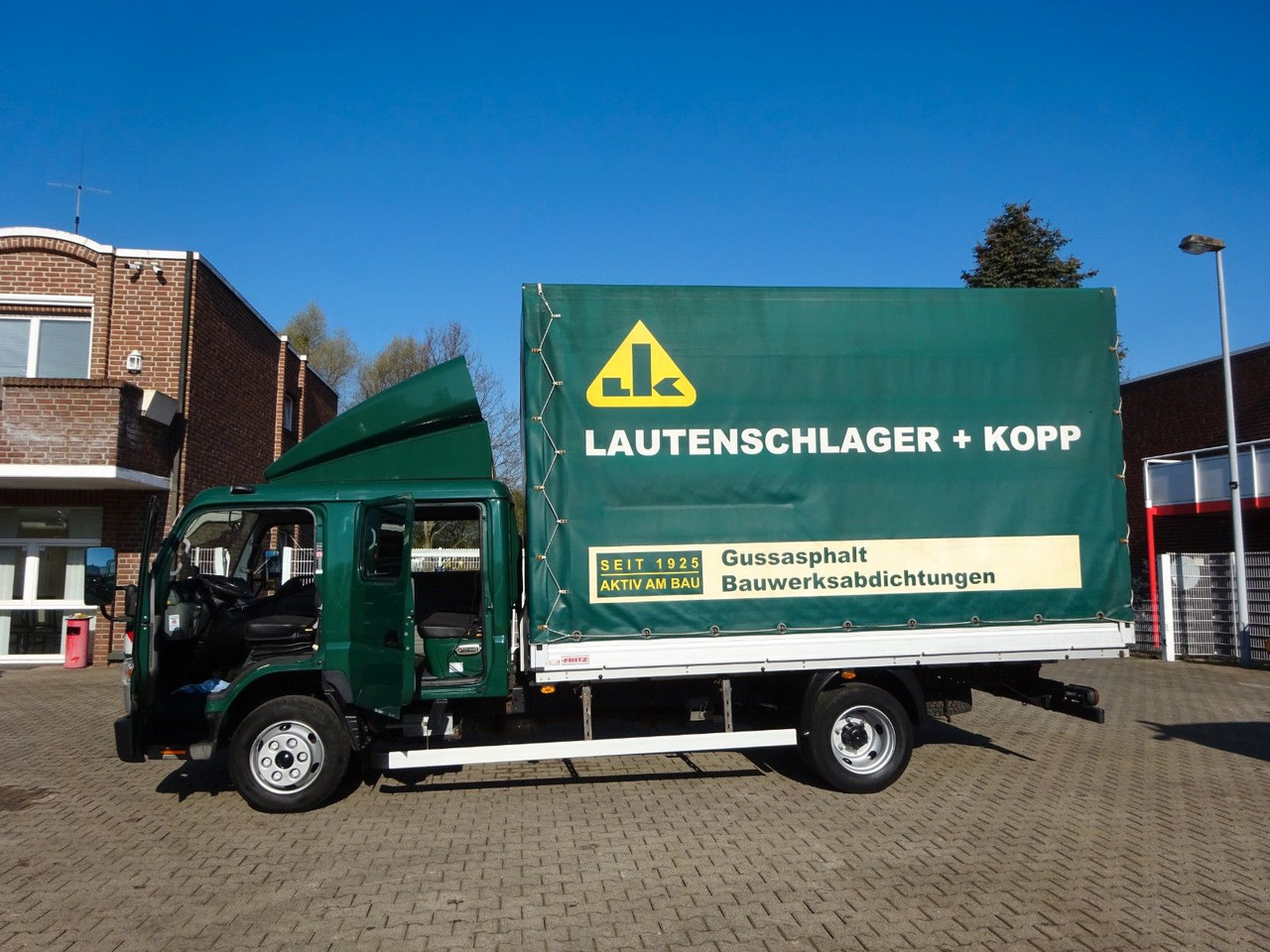 FUSO 7C180D Canter mit Doppelkabine 4x2 - Utilitaire rideaux coulissants (PLSC), Utilitaire double cabine: photos 4 FUSO 7C180D Canter mit Doppelkabine 4x2 - Utilitaire rideaux coulissants (PLSC), Utilitaire double cabine: photos 4