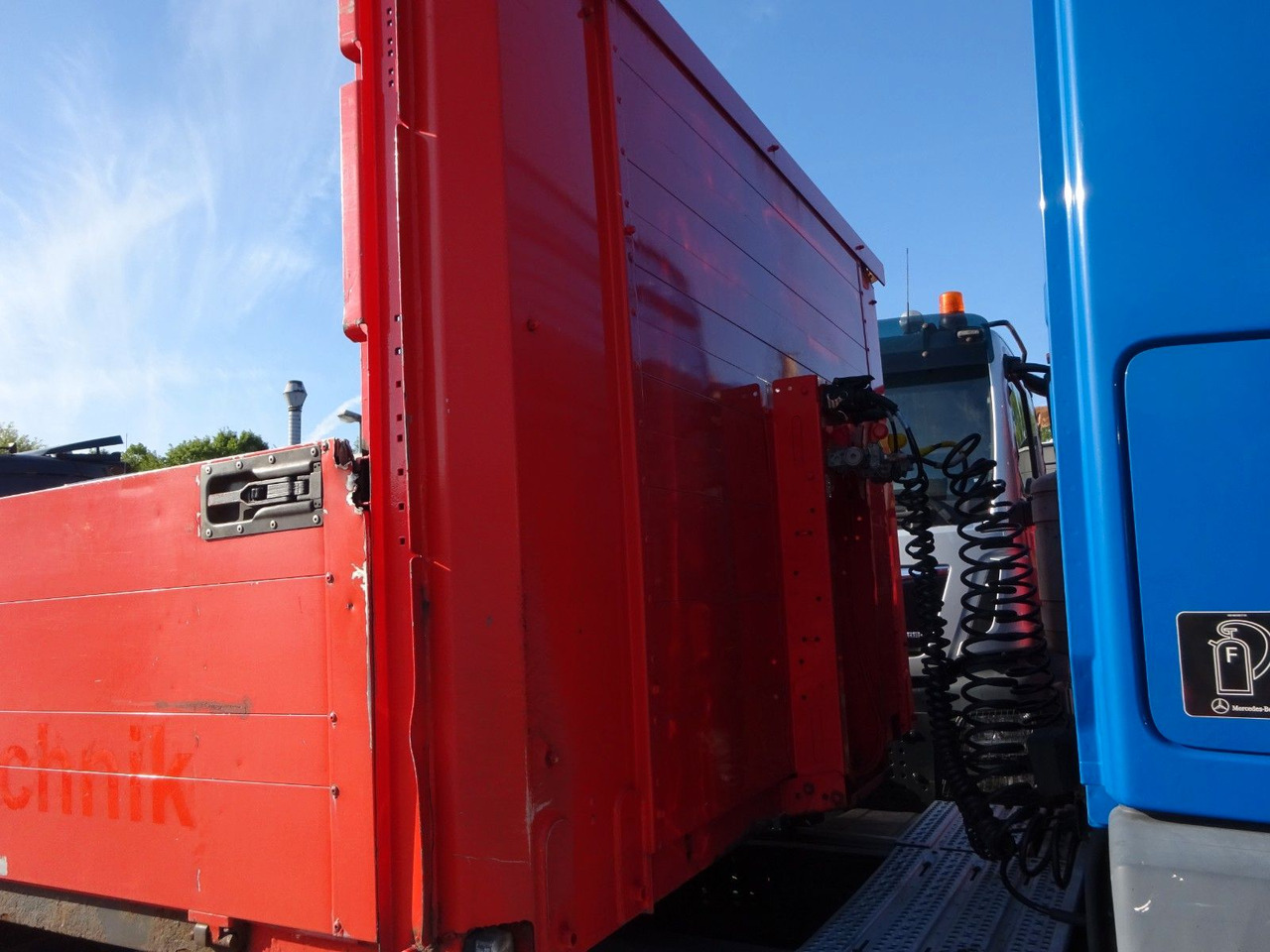 Fliegl Sattelpritsche mit Bordwänden und 3 Achsen - Semi-remorque plateau: photos 4 Fliegl Sattelpritsche mit Bordwänden und 3 Achsen - Semi-remorque plateau: photos 4