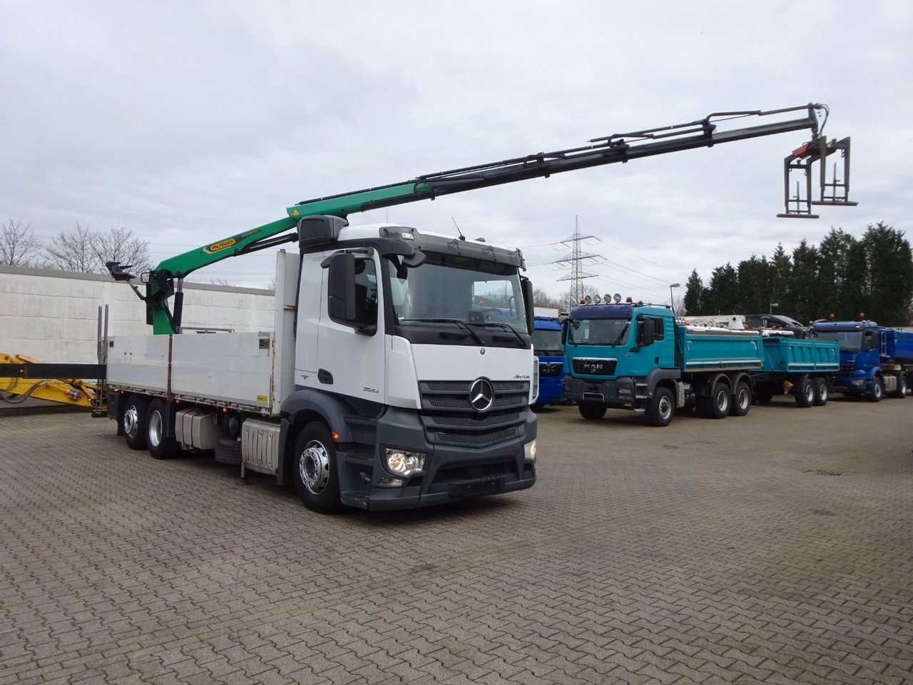 Mercedes-Benz 2543 Antos Baustoff +PK 26001 bis 20 m Auslage Mercedes-Benz 2543 Antos Baustoff +PK 26001 bis 20 m Auslage - Camion grue, Camion plateau: photos 2 Mercedes-Benz 2543 Antos Baustoff +PK 26001 bis 20 m Auslage Mercedes-Benz 2543 Antos Baustoff +PK 26001 bis 20 m Auslage - Camion grue, Camion plateau: photos 2
