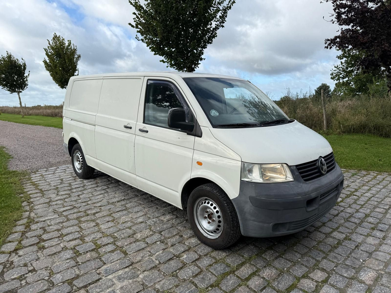 Volkswagen T5 Transporter 2.5 TDI Kasten lang - Fourgonnette: photos 1 Volkswagen T5 Transporter 2.5 TDI Kasten lang - Fourgonnette: photos 1