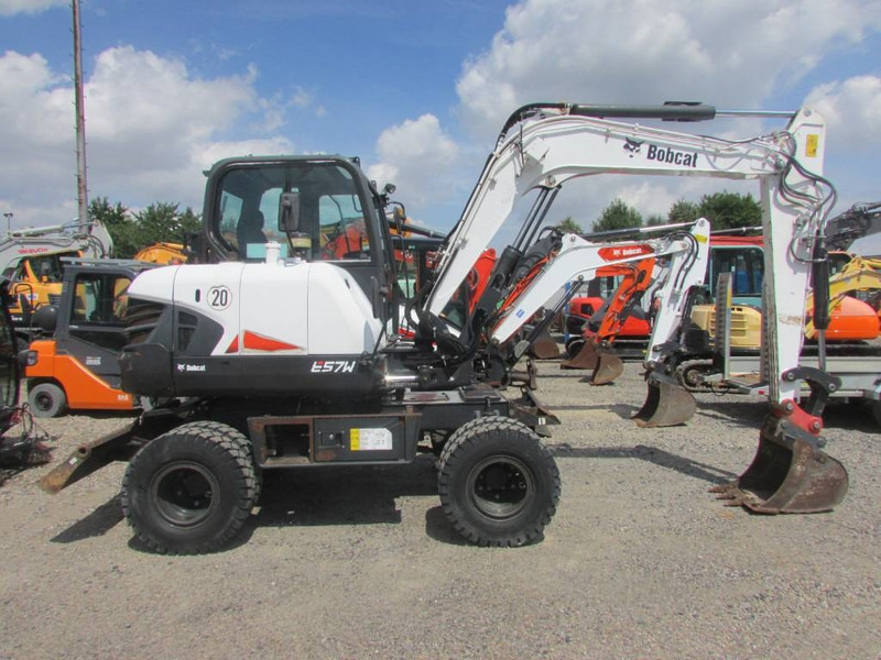 Bobcat E 57 W 35.000 EUR - Pelle sur pneus: photos 1 Bobcat E 57 W 35.000 EUR - Pelle sur pneus: photos 1