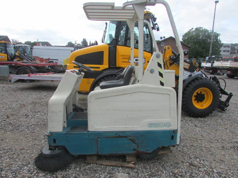 TENNANT 6200U01 964 Kehrmaschine 1.000 EUR - Balayeuse de voirie: photos 1 TENNANT 6200U01 964 Kehrmaschine 1.000 EUR - Balayeuse de voirie: photos 1