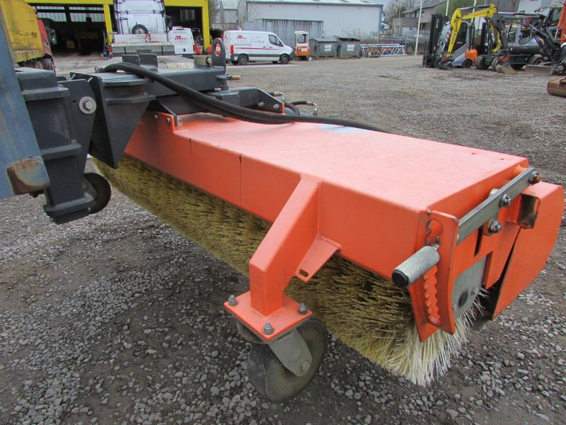 Tuchel Profi 600-230 Kehrbesen / 6.500 EUR - Brosse pour Engins de chantier: photos 3 Tuchel Profi 600-230 Kehrbesen / 6.500 EUR - Brosse pour Engins de chantier: photos 3