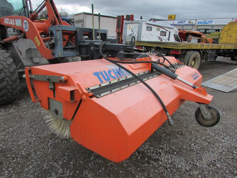 Tuchel Profi 600-230 Kehrbesen / 6.500 EUR - Brosse pour Engins de chantier: photos 2 Tuchel Profi 600-230 Kehrbesen / 6.500 EUR - Brosse pour Engins de chantier: photos 2