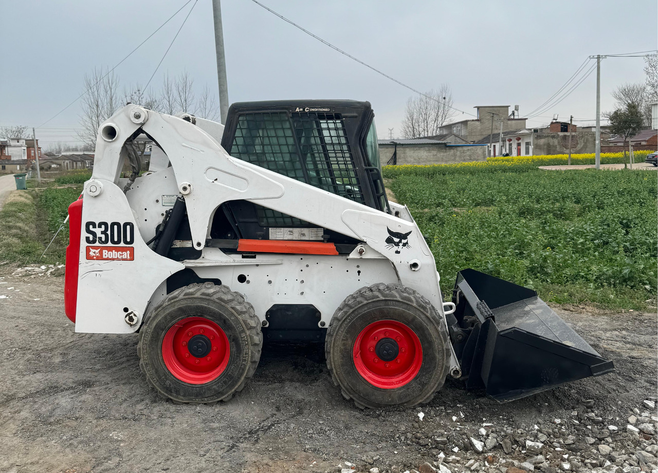 BOBCAT S300 - Mini chargeuse: photos 1 BOBCAT S300 - Mini chargeuse: photos 1