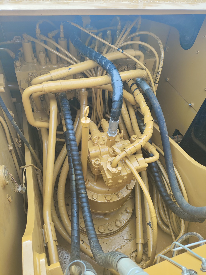CATERPILLAR 320D2 - Pelle sur chenille: photos 5 CATERPILLAR 320D2 - Pelle sur chenille: photos 5