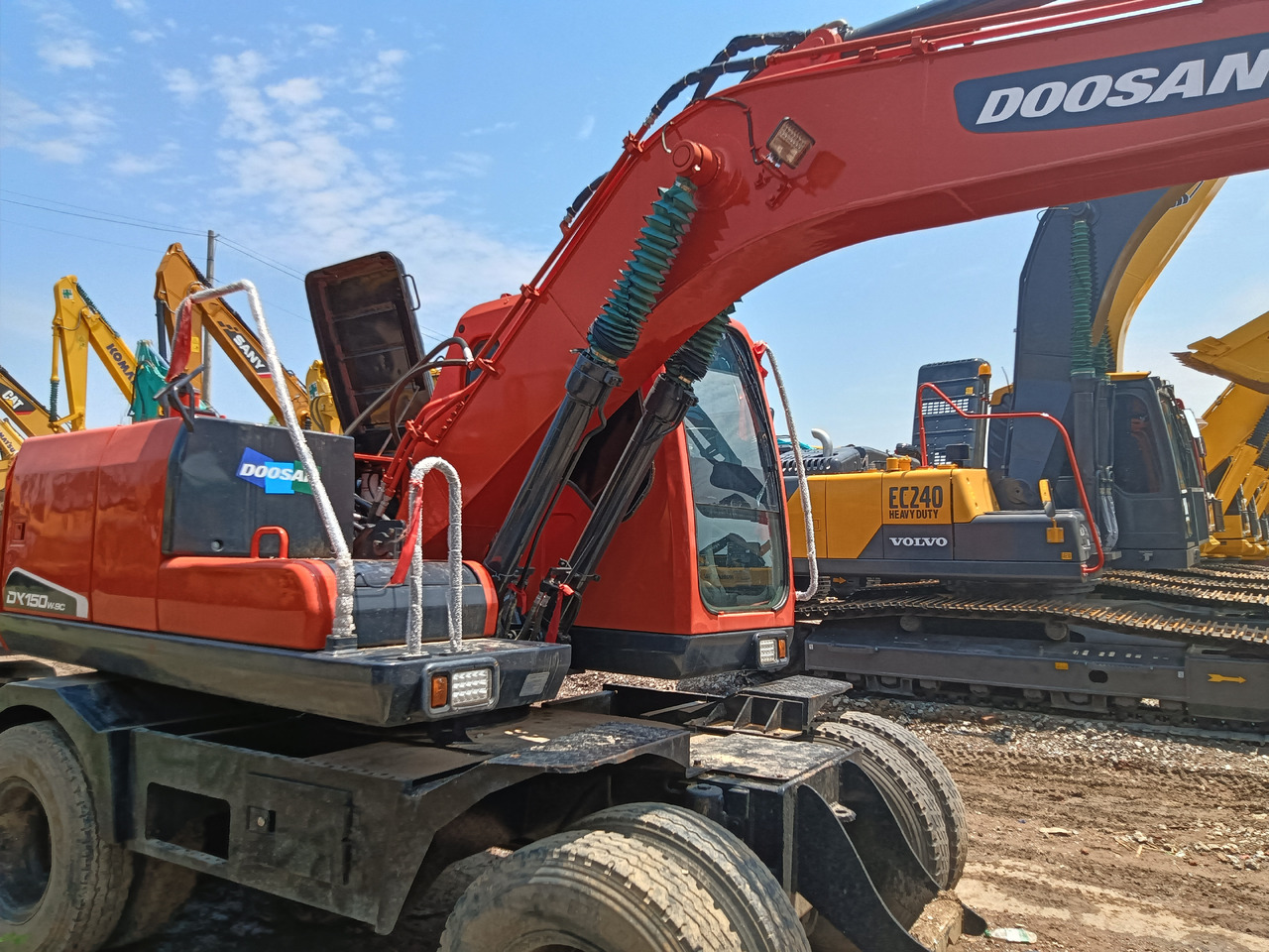 DOOSAN DX150W - Pelle sur pneus: photos 3 DOOSAN DX150W - Pelle sur pneus: photos 3