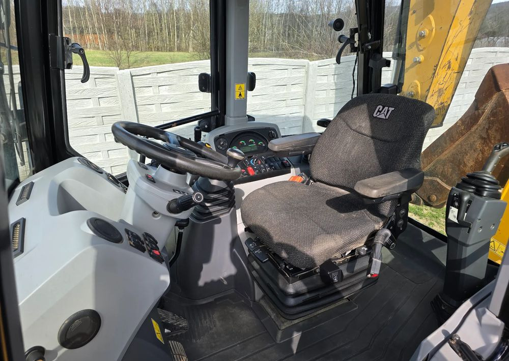 Caterpillar - Tractopelle: photos 3 Caterpillar - Tractopelle: photos 3