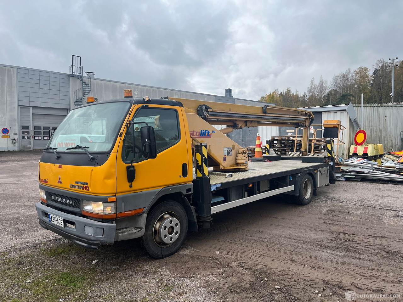 Mitsubishi CANTER-FE659H/420, nostokoriauto, nostin korjattavaksi, 2003, Vantaa - Camion: photos 1 Mitsubishi CANTER-FE659H/420, nostokoriauto, nostin korjattavaksi, 2003, Vantaa - Camion: photos 1