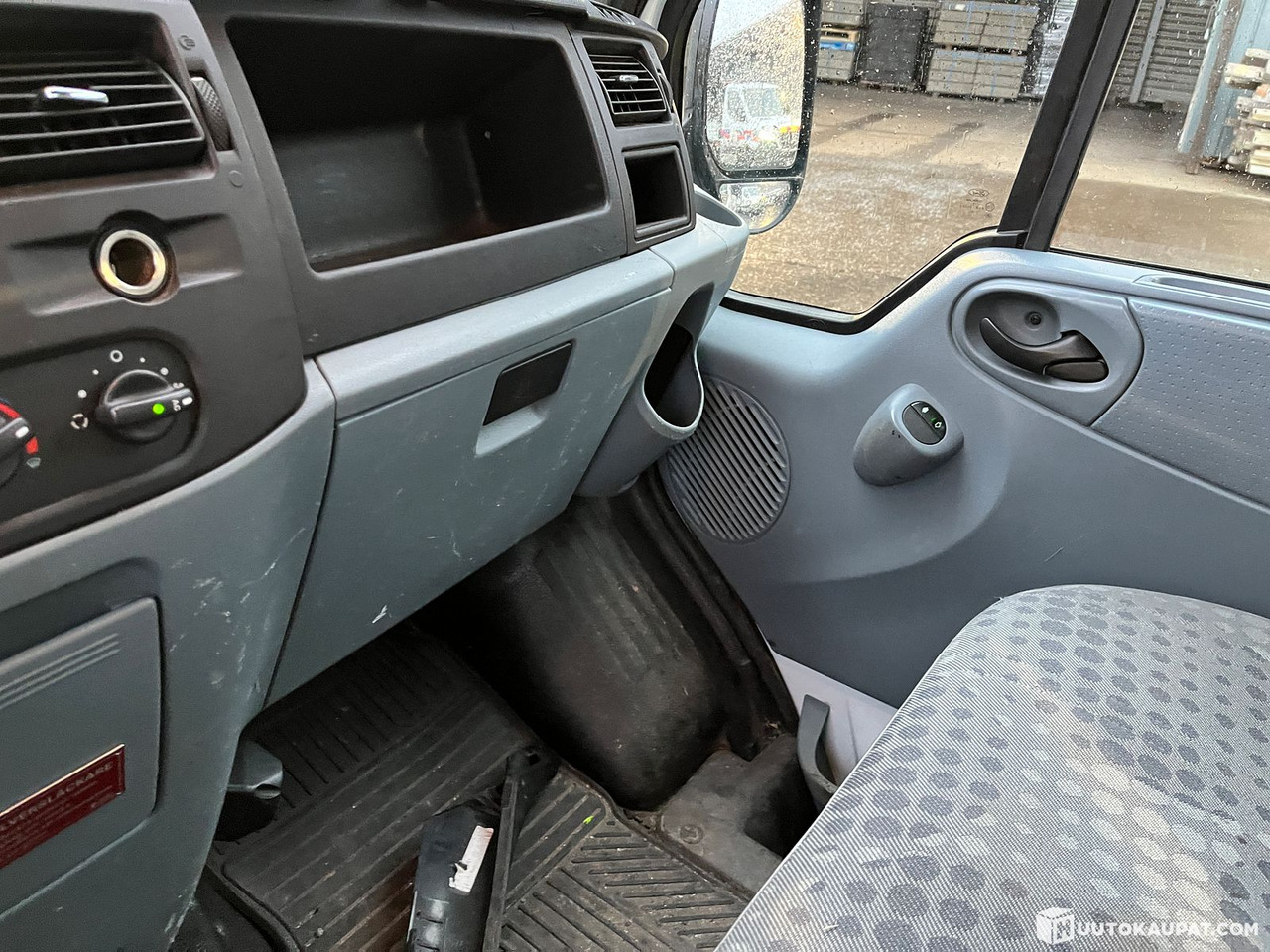 Utilitaire plateau Ford Transit flatbed, reg. year 2012, only 151,068 km, Tampere: photos 19 Utilitaire plateau Ford Transit flatbed, reg. year 2012, only 151,068 km, Tampere: photos 19