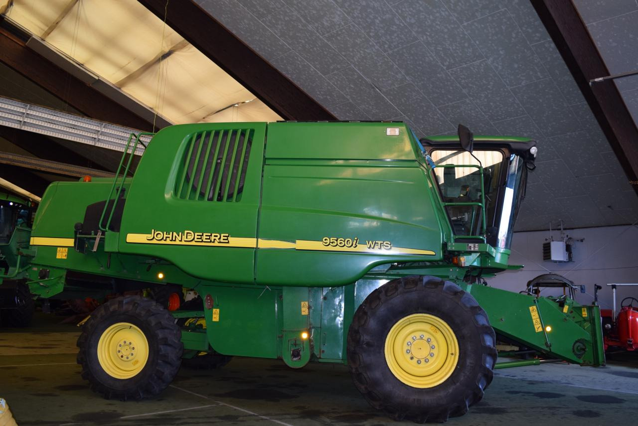 John Deere 9560 i WTS - Moissonneuse-batteuse: photos 1 John Deere 9560 i WTS - Moissonneuse-batteuse: photos 1