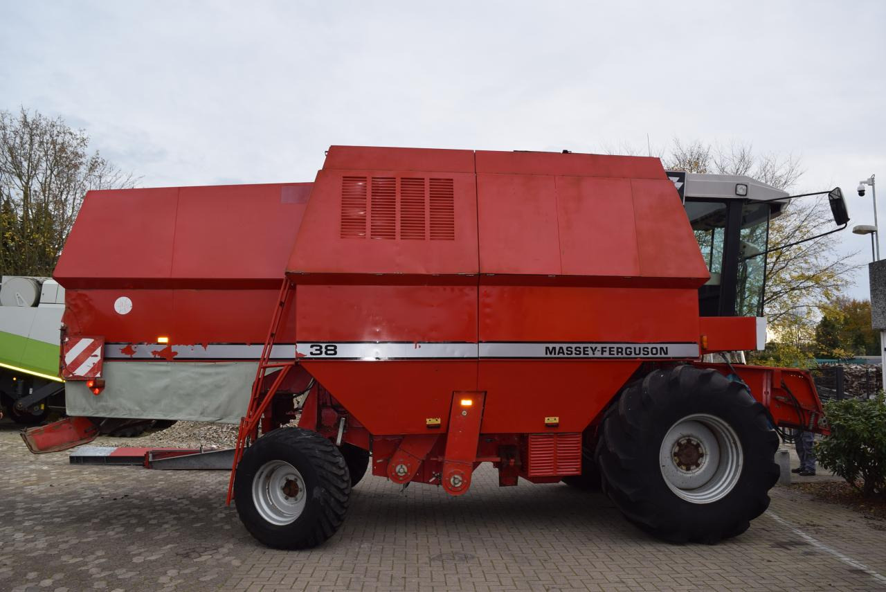 Massey Ferguson MF 38 - Moissonneuse-batteuse: photos 1 Massey Ferguson MF 38 - Moissonneuse-batteuse: photos 1