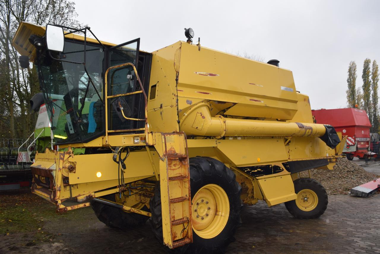 New Holland TF 42 - Moissonneuse-batteuse: photos 2 New Holland TF 42 - Moissonneuse-batteuse: photos 2