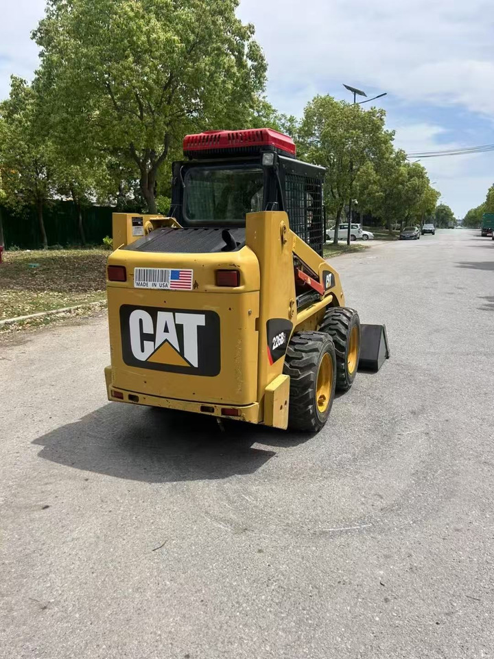 CATERPILLAR 226B-3 - Mini chargeuse: photos 4 CATERPILLAR 226B-3 - Mini chargeuse: photos 4