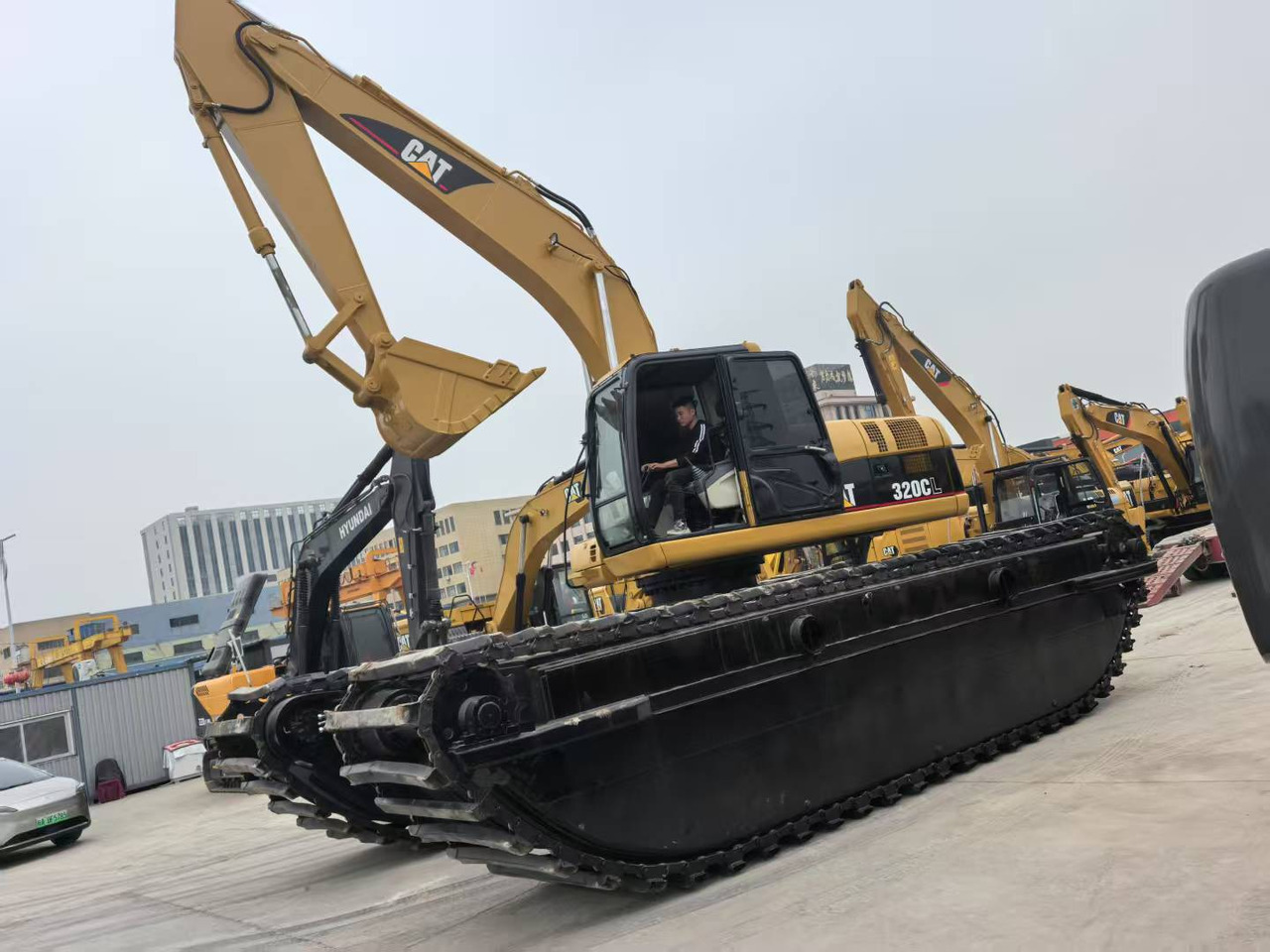 CATERPILLAR 320C boat excavator - Excavatrice amphibie: photos 1 CATERPILLAR 320C boat excavator - Excavatrice amphibie: photos 1
