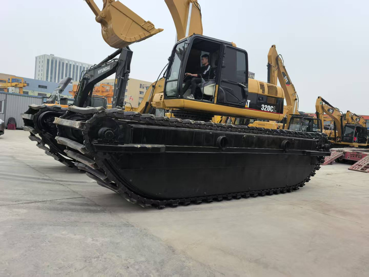 CATERPILLAR 320C boat excavator - Excavatrice amphibie: photos 2 CATERPILLAR 320C boat excavator - Excavatrice amphibie: photos 2