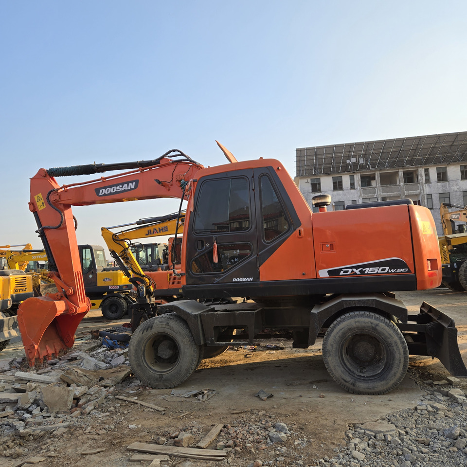 Doosan DX150W-9C - Pelle sur pneus: photos 1 Doosan DX150W-9C - Pelle sur pneus: photos 1