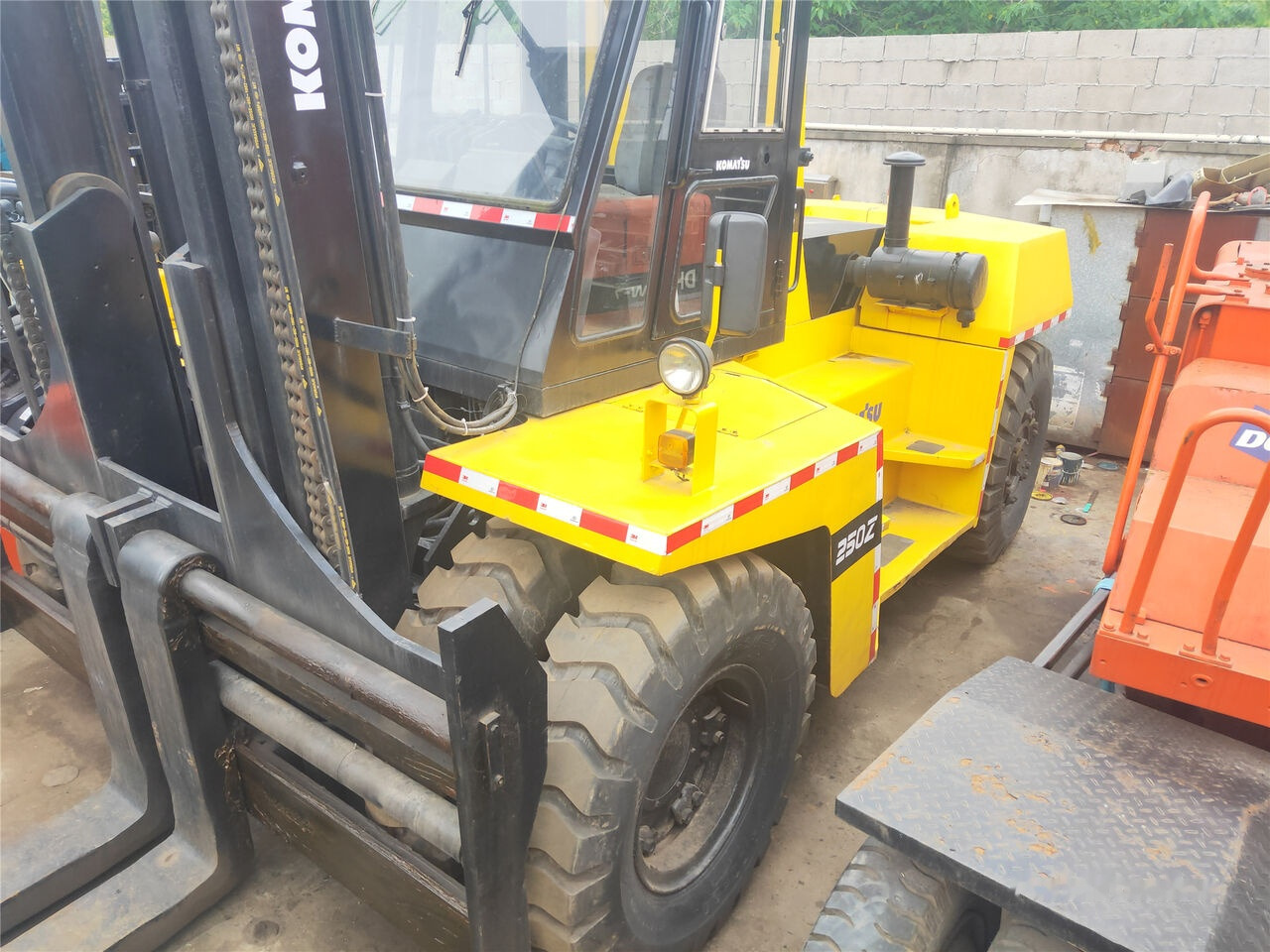 Komatsu FD250 - Chariot élévateur diesel: photos 5 Komatsu FD250 - Chariot élévateur diesel: photos 5