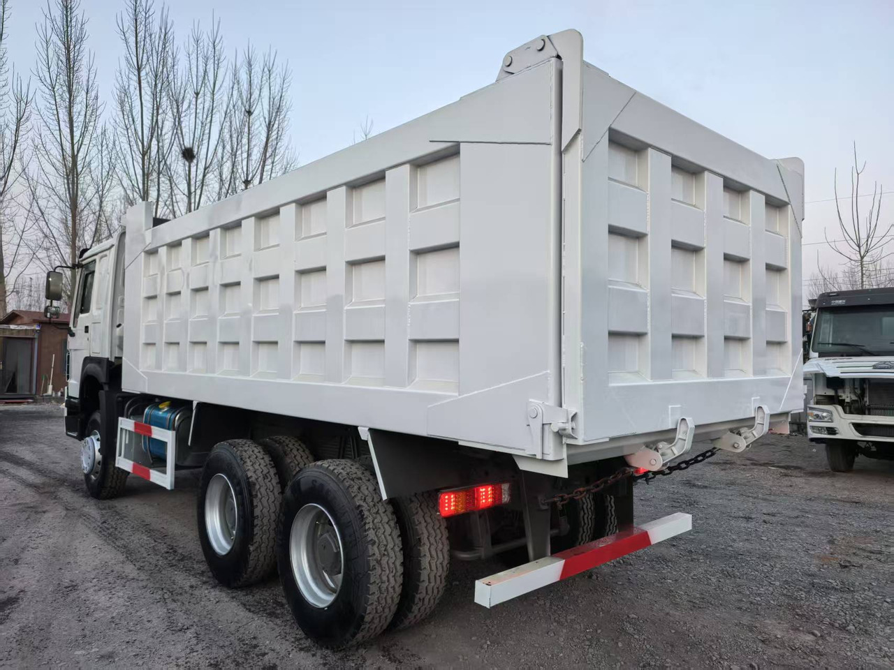 SINOTRUK HOWO 6x4 - Camion benne: photos 3 SINOTRUK HOWO 6x4 - Camion benne: photos 3