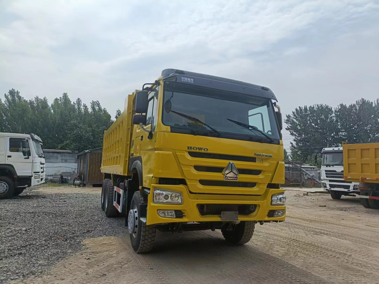 SINOTRUK HOWO - Camion benne: photos 1 SINOTRUK HOWO - Camion benne: photos 1