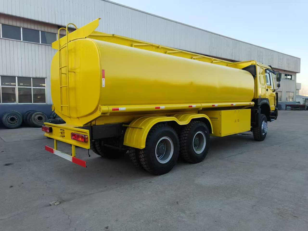SINOTRUK HOWO - Camion citerne: photos 3 SINOTRUK HOWO - Camion citerne: photos 3
