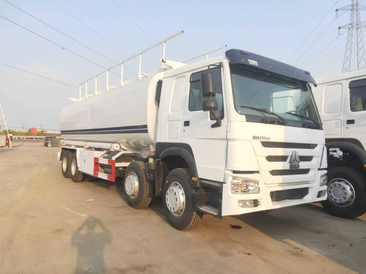 SINOTRUK HOWO Fuel Tank - Camion citerne: photos 1 SINOTRUK HOWO Fuel Tank - Camion citerne: photos 1