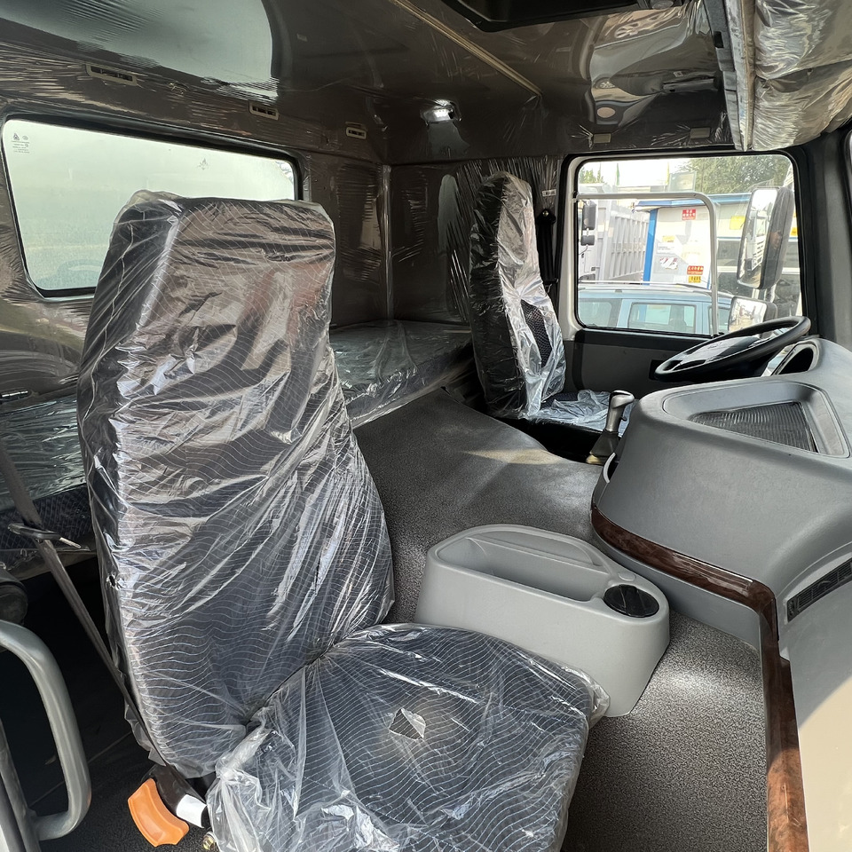 SINOTRUK HOWO sprinkler - Camion citerne: photos 5 SINOTRUK HOWO sprinkler - Camion citerne: photos 5