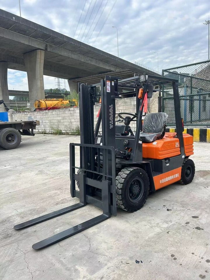 Chariot élévateur diesel Toyota FD25: photos 6 Chariot élévateur diesel Toyota FD25: photos 6