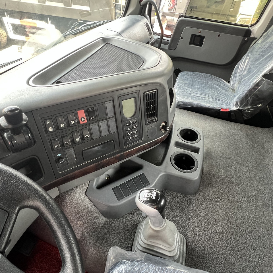 SINOTRUK HOWO tralier head - Tracteur routier: photos 4 SINOTRUK HOWO tralier head - Tracteur routier: photos 4