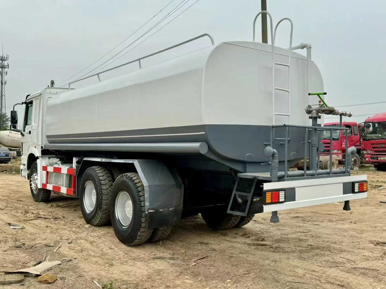 Sinotruk Howo 6*4 20cm³ - Véhicule de voirie/ Spécial: photos 3 Sinotruk Howo 6*4 20cm³ - Véhicule de voirie/ Spécial: photos 3