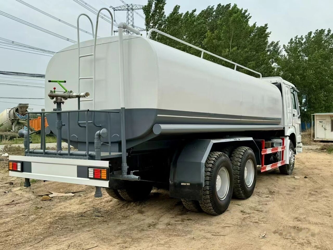 Sinotruk Howo 6*4 20cm³ - Véhicule de voirie/ Spécial: photos 5 Sinotruk Howo 6*4 20cm³ - Véhicule de voirie/ Spécial: photos 5