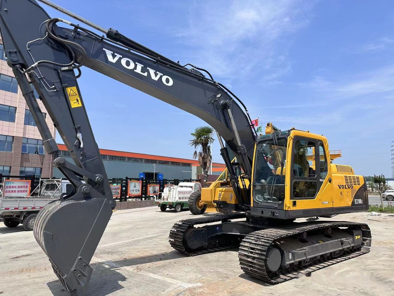 Volvo EC210BLC - Pelle sur chenille: photos 1 Volvo EC210BLC - Pelle sur chenille: photos 1