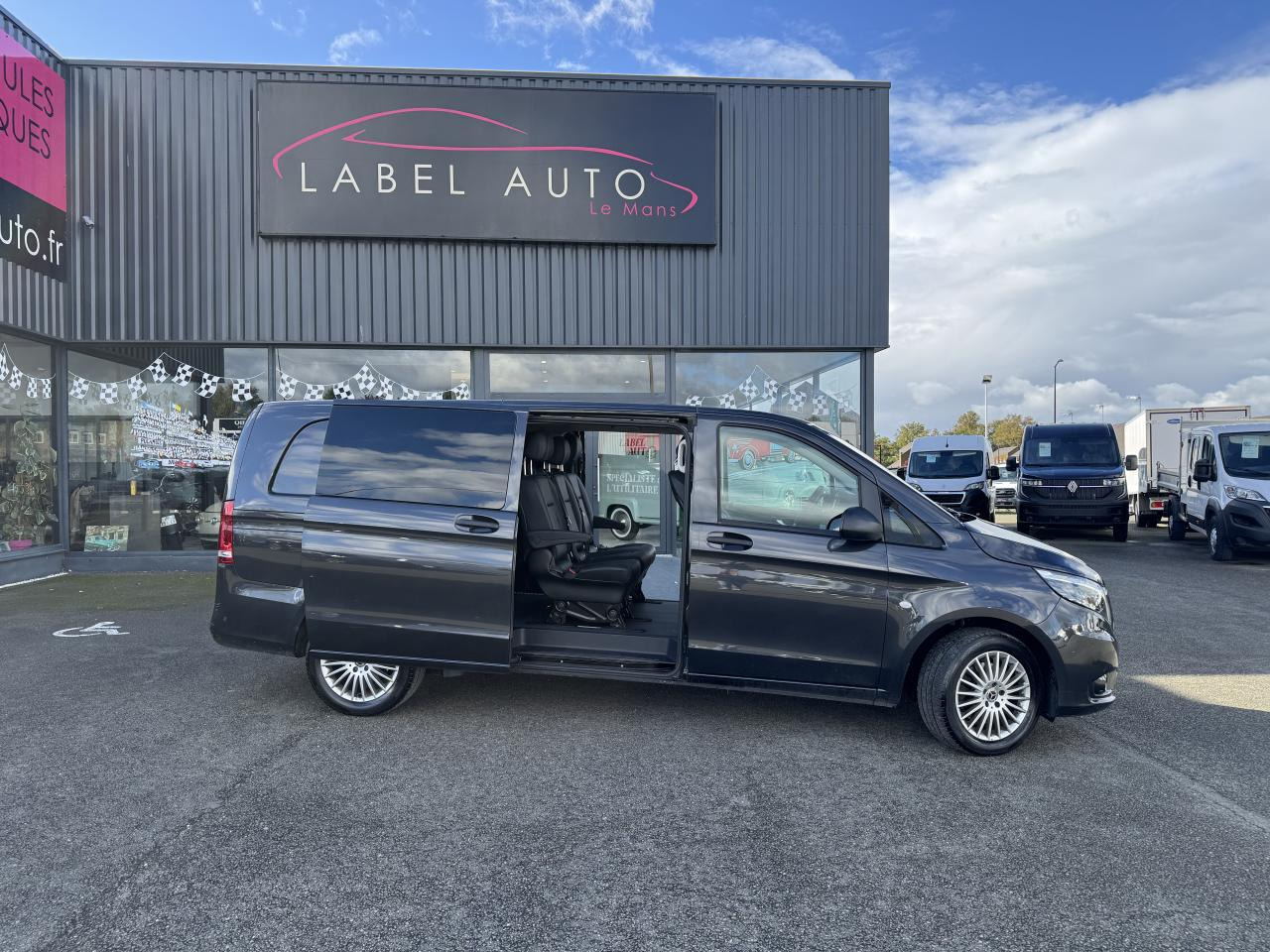 MERCEDES Vito MIXTO Extra Long 3.05t 119 CDI BlueEfficiency - BVA 9G-Tronic Propulsion MIXTO - BM 447 first - Fourgon utilitaire: photos 1 MERCEDES Vito MIXTO Extra Long 3.05t 119 CDI BlueEfficiency - BVA 9G-Tronic Propulsion MIXTO - BM 447 first - Fourgon utilitaire: photos 1