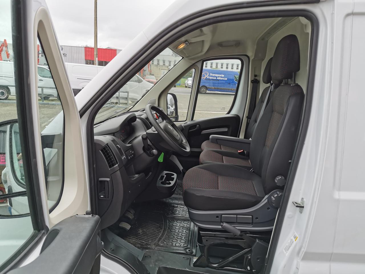 PEUGEOT Boxer 3.5t L2H2 2.2 HDi S&S Maxi - 140 III FOURGON TOLE Fourgon Tolé 435 L2H2 PHASE 3 - Fourgon utilitaire: photos 4 PEUGEOT Boxer 3.5t L2H2 2.2 HDi S&S Maxi - 140 III FOURGON TOLE Fourgon Tolé 435 L2H2 PHASE 3 - Fourgon utilitaire: photos 4