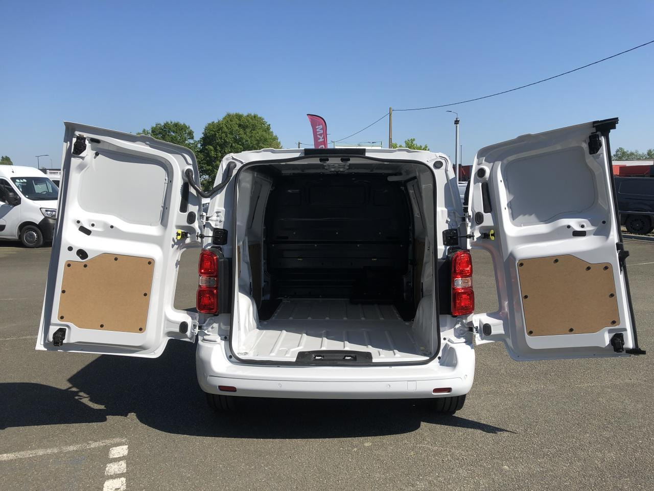 PEUGEOT EXPERT M 2.0 HDI 145CH EAT-8 - Fourgon utilitaire: photos 3 PEUGEOT EXPERT M 2.0 HDI 145CH EAT-8 - Fourgon utilitaire: photos 3