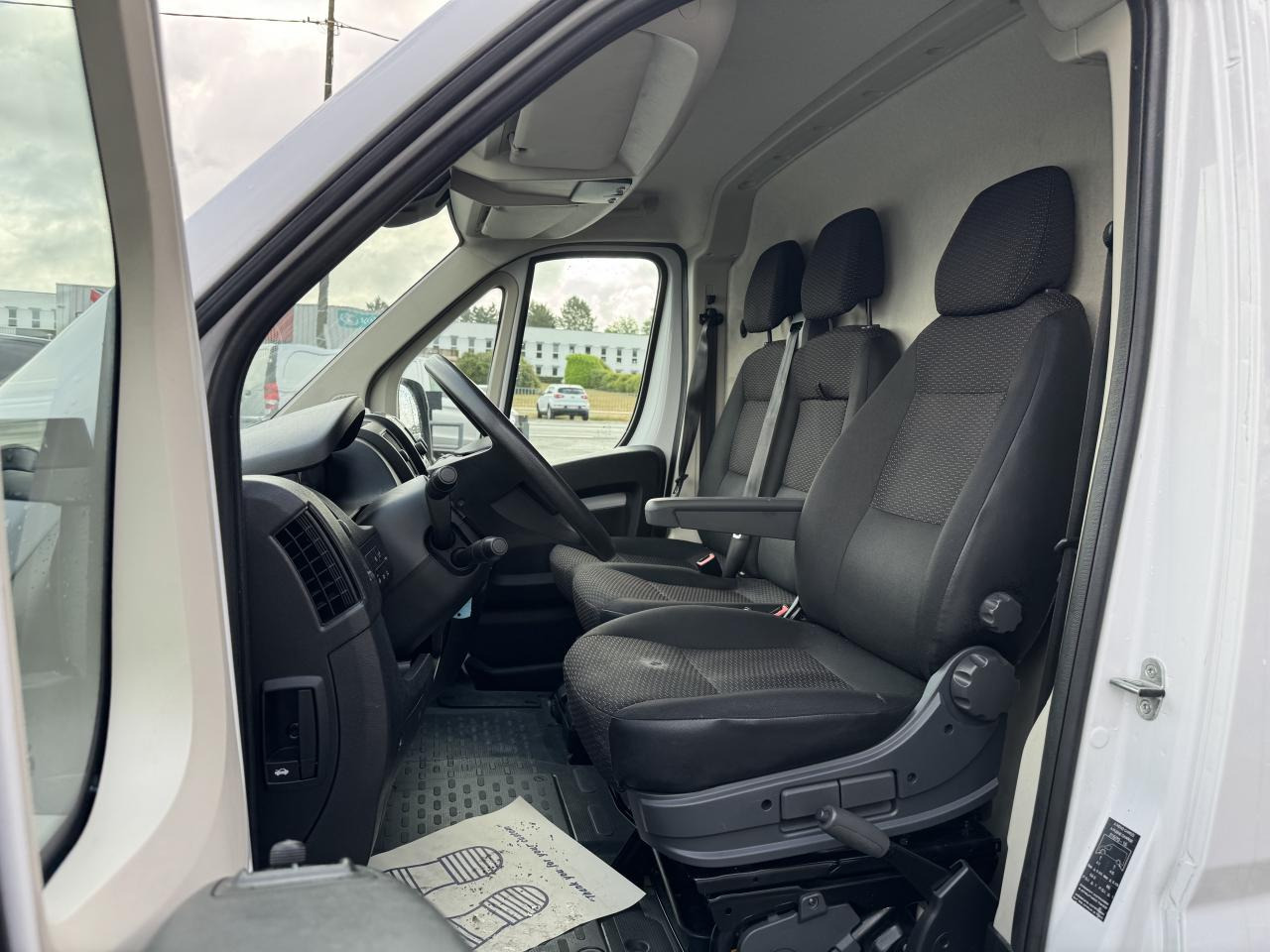 PEUGEOT boxer 333 L2H2 2.2 BLUEHDI S&S 140CH ASPHALT - Fourgon utilitaire: photos 4 PEUGEOT boxer 333 L2H2 2.2 BLUEHDI S&S 140CH ASPHALT - Fourgon utilitaire: photos 4