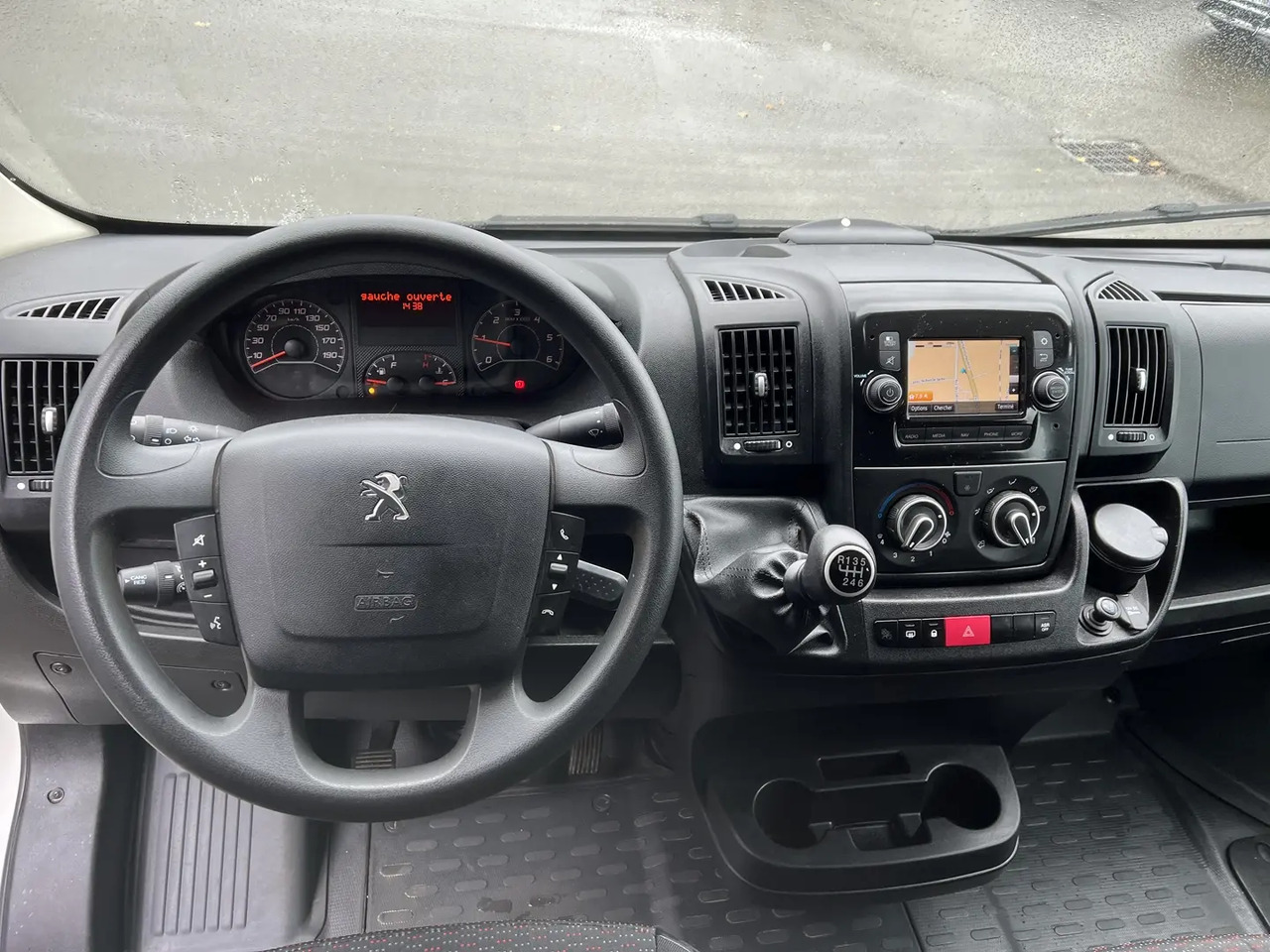Peugeot Boxer L2H2 3.5 120CH BLUEHDI S&S CABINE APPROFONDIE PACK ASPHALT CONNECT - Utilitaire double cabine: photos 4 Peugeot Boxer L2H2 3.5 120CH BLUEHDI S&S CABINE APPROFONDIE PACK ASPHALT CONNECT - Utilitaire double cabine: photos 4