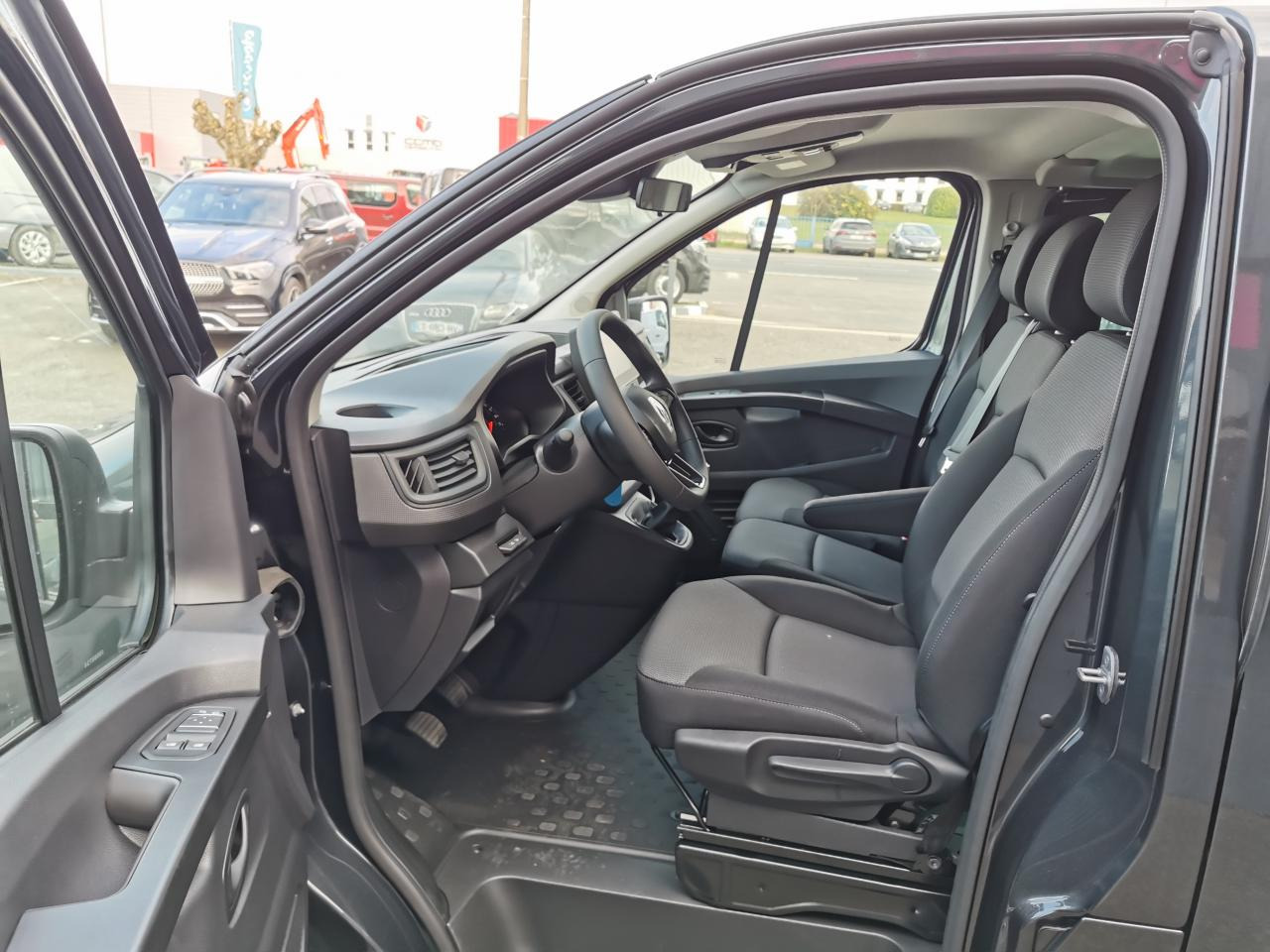 RENAULT Trafic L2 2.0 Energy dCi - 150 - S&S - BV EDC Euro 6e III COMBI Combi Intens L2H1 PHASE 3 - Transport de personnes: photos 5 RENAULT Trafic L2 2.0 Energy dCi - 150 - S&S - BV EDC Euro 6e III COMBI Combi Intens L2H1 PHASE 3 - Transport de personnes: photos 5