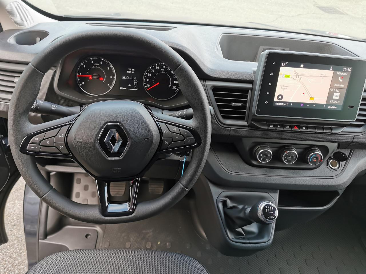 RENAULT Trafic L2 2.0 Energy dCi - 150 - S&S - BV EDC Euro 6e III COMBI Combi Intens L2H1 PHASE 3 - Transport de personnes: photos 4 RENAULT Trafic L2 2.0 Energy dCi - 150 - S&S - BV EDC Euro 6e III COMBI Combi Intens L2H1 PHASE 3 - Transport de personnes: photos 4